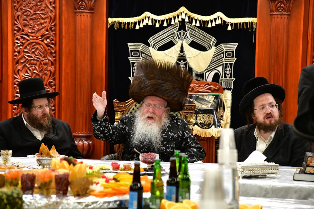 אחד עשר חודש: המונים עלו לציונו של ראש הישיבה