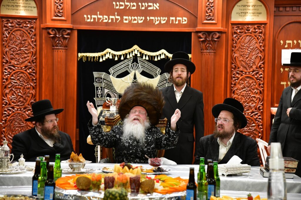 אחד עשר חודש: המונים עלו לציונו של ראש הישיבה