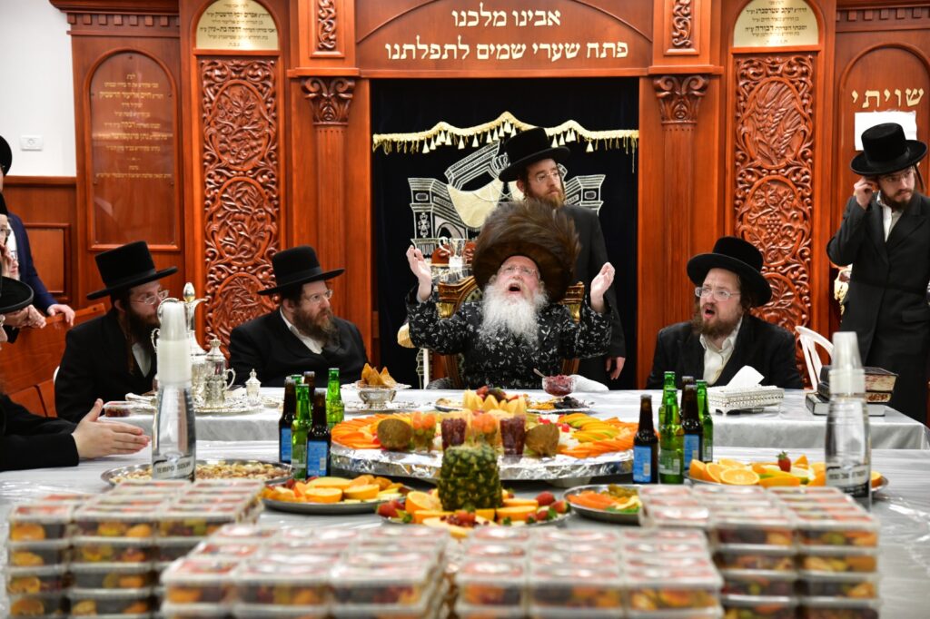 אחד עשר חודש: המונים עלו לציונו של ראש הישיבה