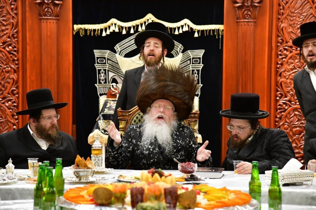 אחד עשר חודש: המונים עלו לציונו של ראש הישיבה