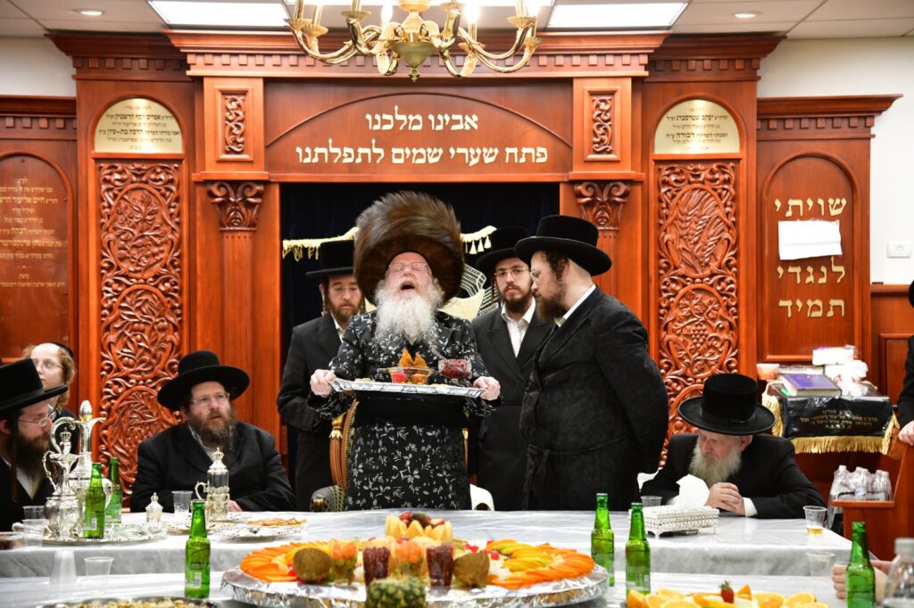 אחד עשר חודש: המונים עלו לציונו של ראש הישיבה