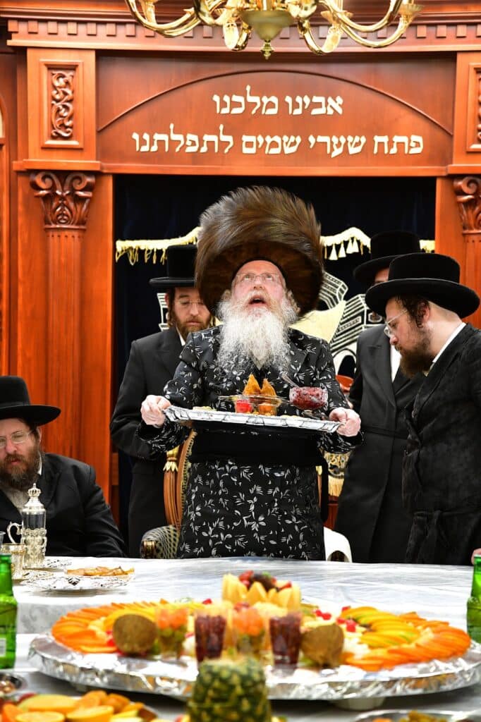 אחד עשר חודש: המונים עלו לציונו של ראש הישיבה