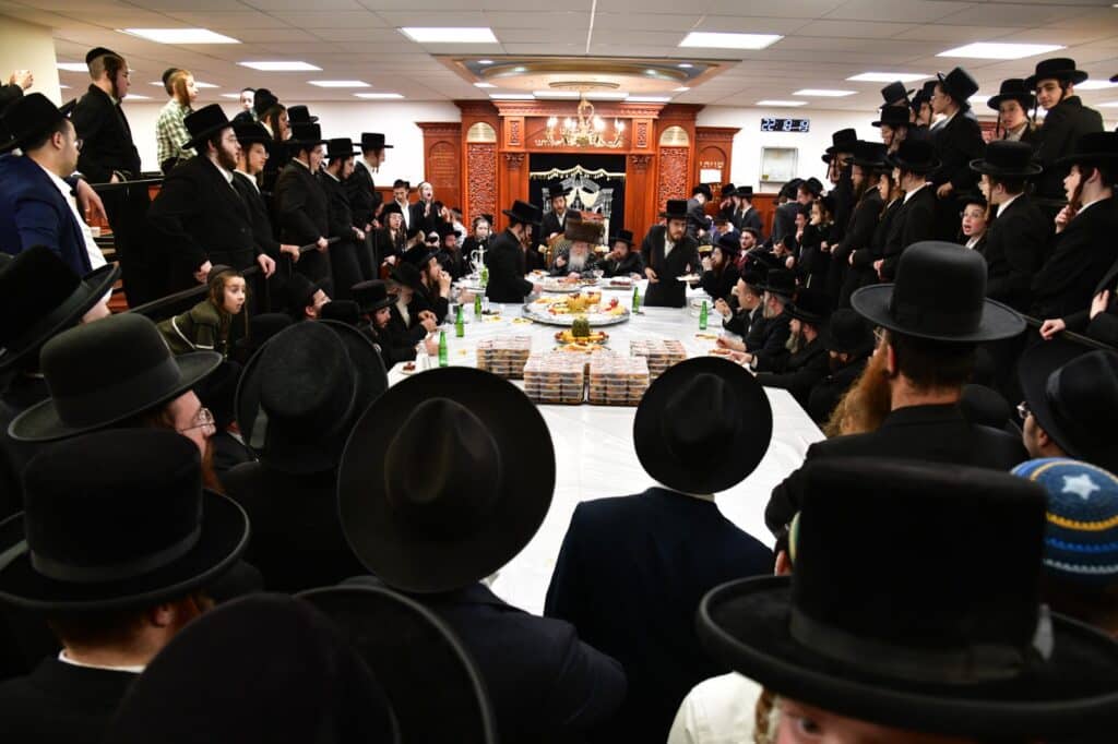 אחד עשר חודש: המונים עלו לציונו של ראש הישיבה