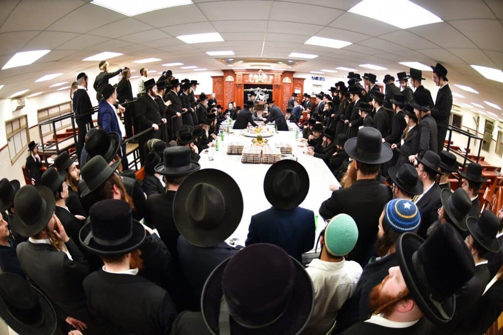 אחד עשר חודש: המונים עלו לציונו של ראש הישיבה