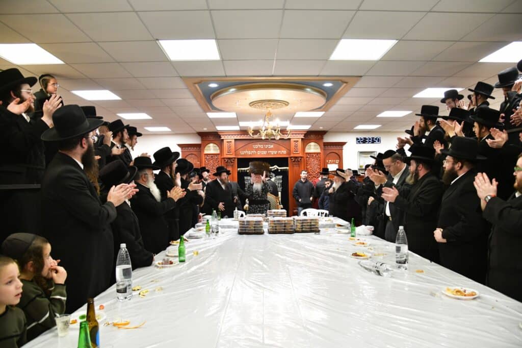 אחד עשר חודש: המונים עלו לציונו של ראש הישיבה