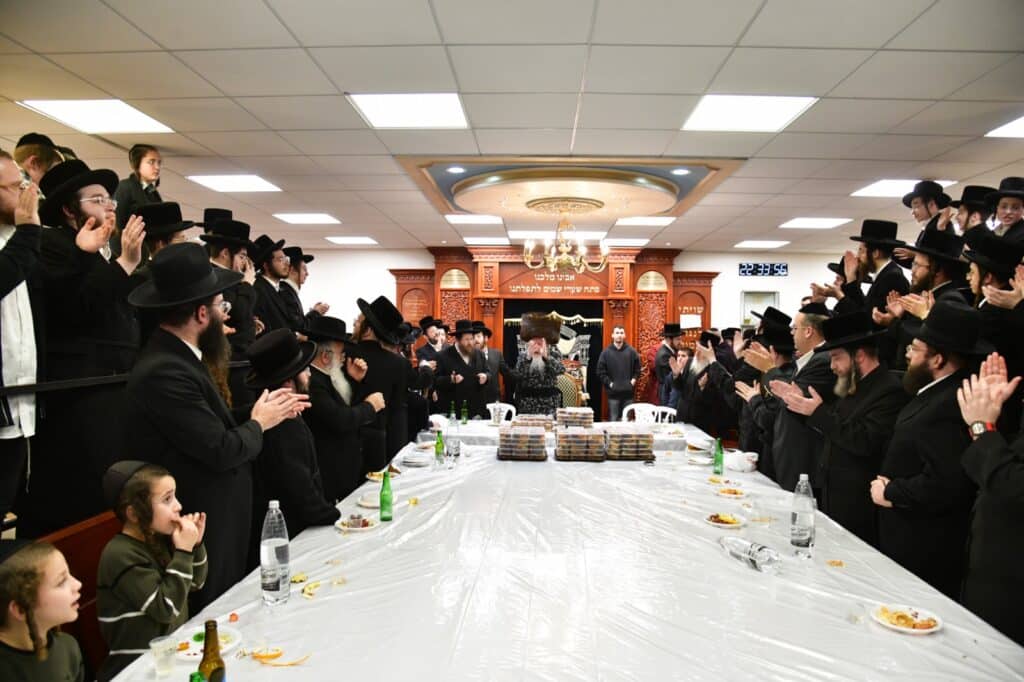 אחד עשר חודש: המונים עלו לציונו של ראש הישיבה