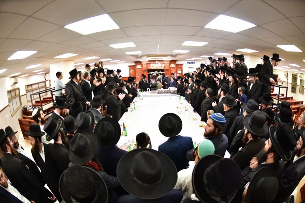 אחד עשר חודש: המונים עלו לציונו של ראש הישיבה