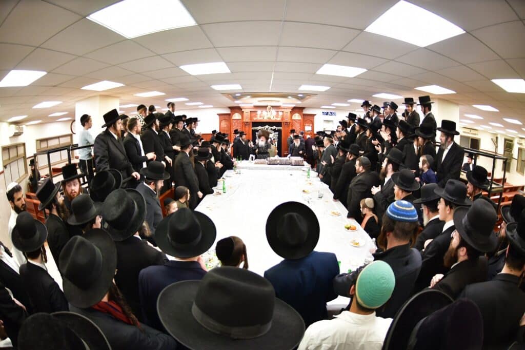 אחד עשר חודש: המונים עלו לציונו של ראש הישיבה