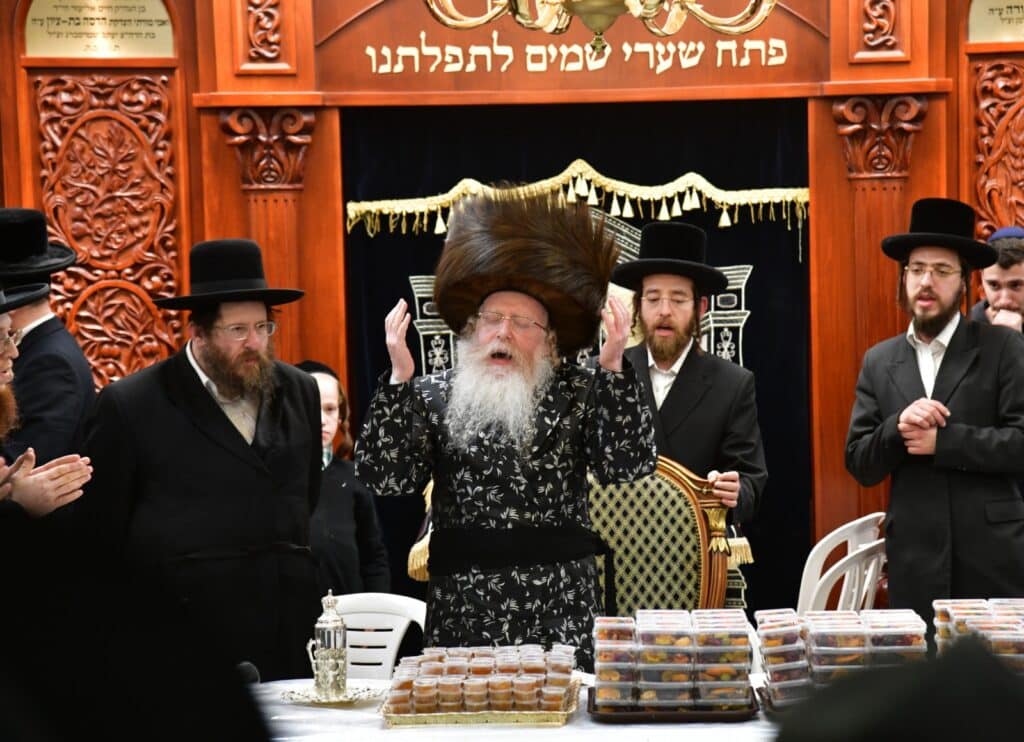 אחד עשר חודש: המונים עלו לציונו של ראש הישיבה