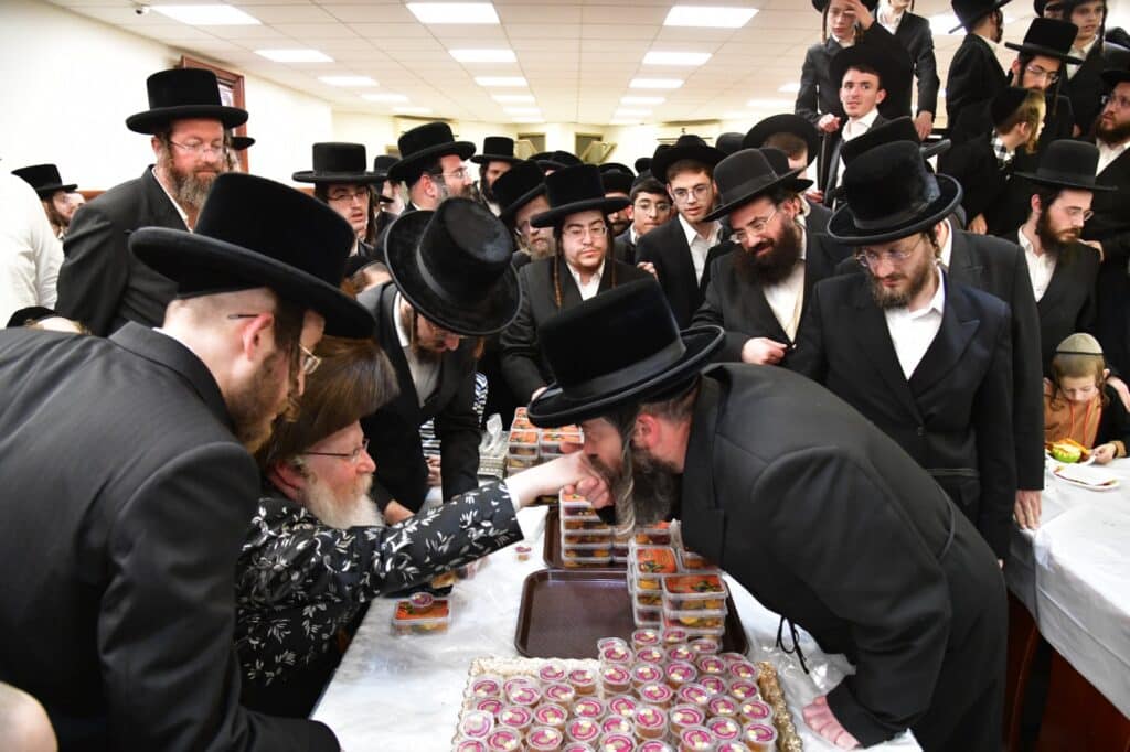 אחד עשר חודש: המונים עלו לציונו של ראש הישיבה