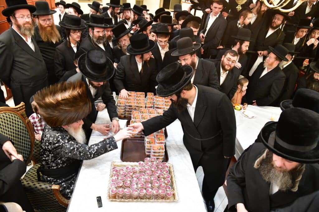 אחד עשר חודש: המונים עלו לציונו של ראש הישיבה