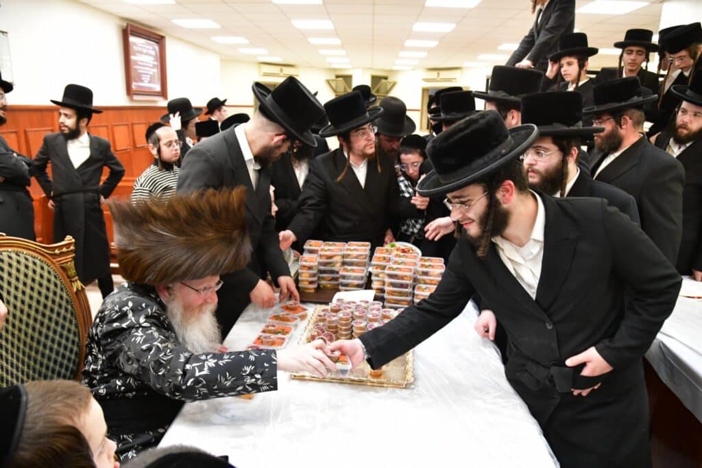 אחד עשר חודש: המונים עלו לציונו של ראש הישיבה