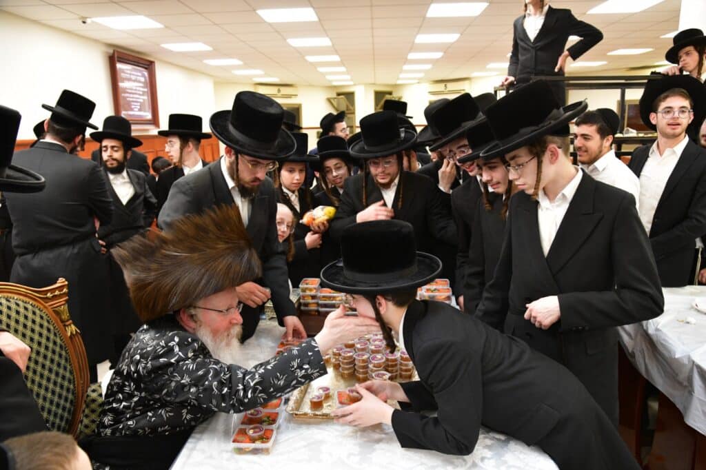 אחד עשר חודש: המונים עלו לציונו של ראש הישיבה