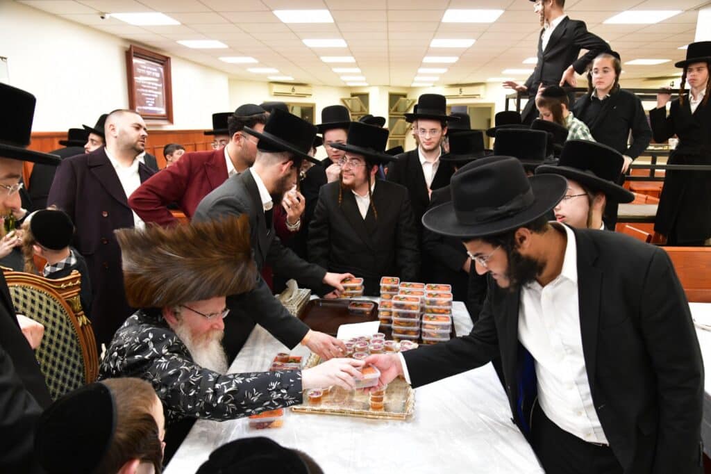 אחד עשר חודש: המונים עלו לציונו של ראש הישיבה