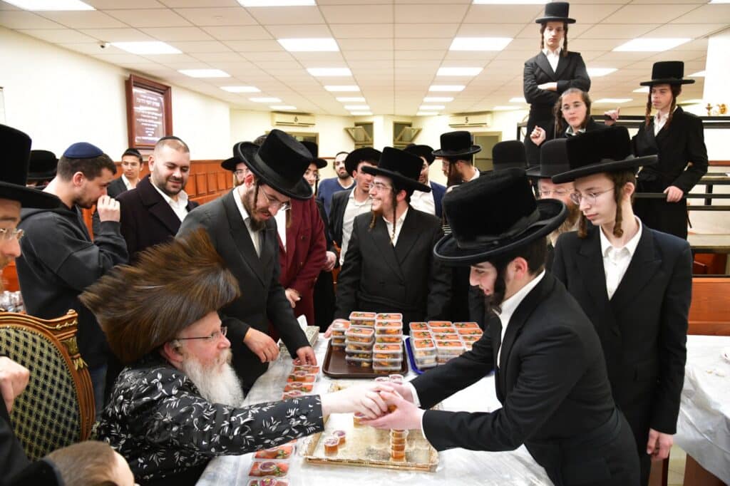 אחד עשר חודש: המונים עלו לציונו של ראש הישיבה