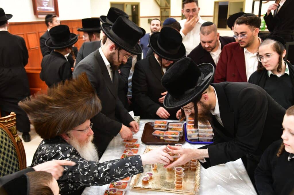 אחד עשר חודש: המונים עלו לציונו של ראש הישיבה