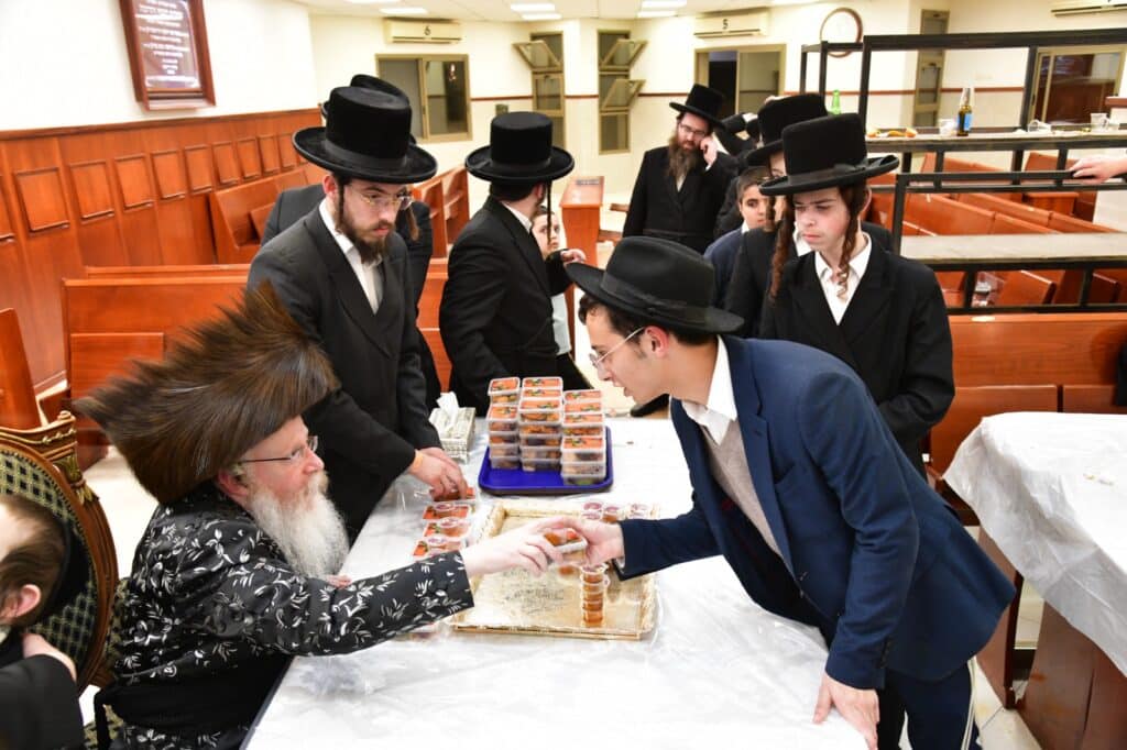 אחד עשר חודש: המונים עלו לציונו של ראש הישיבה