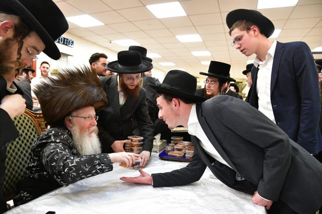 אחד עשר חודש: המונים עלו לציונו של ראש הישיבה