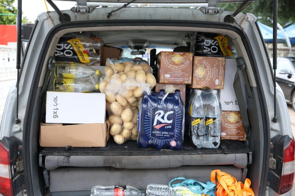 בראש העין: הגר"א עפג'ין חילק להמונים קמחא דפסחא