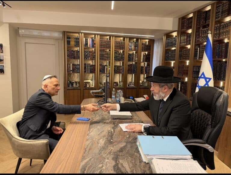 יו"ר התאחדות העובדים הזרים בישראל אלדד ניצן מכר את החמץ בלשכת הגר"ד לאו