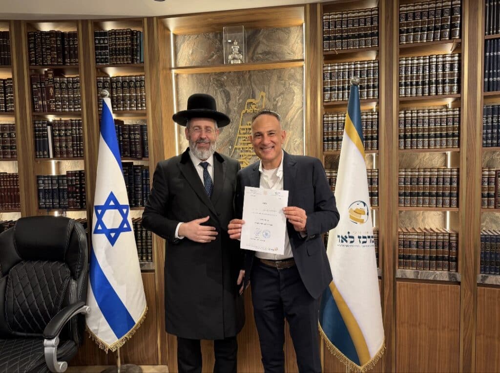 יו"ר התאחדות העובדים הזרים בישראל אלדד ניצן מכר את החמץ בלשכת הגר"ד לאו