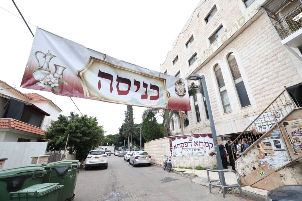 בראש העין: הגר"א עפג'ין חילק להמונים קמחא דפסחא