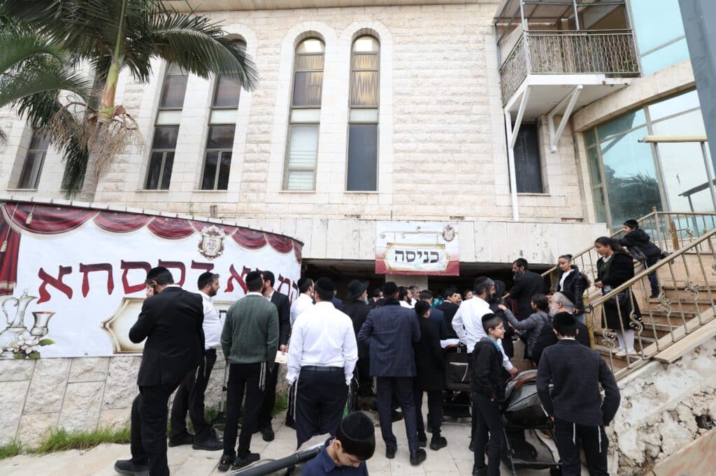 בראש העין: הגר"א עפג'ין חילק להמונים קמחא דפסחא