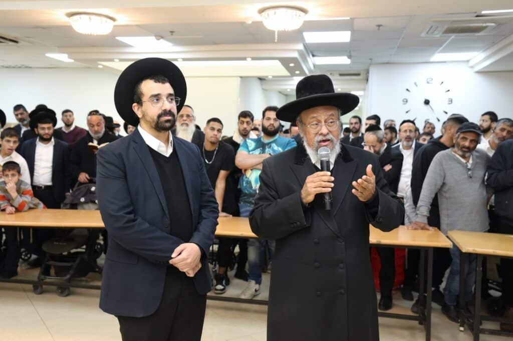 בראש העין: הגר"א עפג'ין חילק להמונים קמחא דפסחא