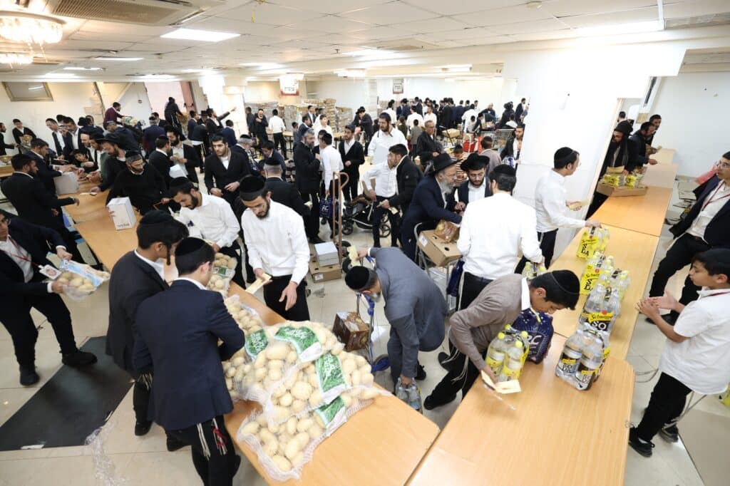 בראש העין: הגר"א עפג'ין חילק להמונים קמחא דפסחא