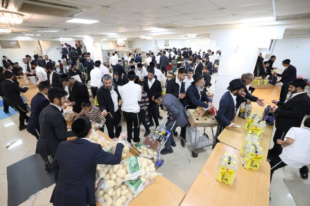 בראש העין: הגר"א עפג'ין חילק להמונים קמחא דפסחא