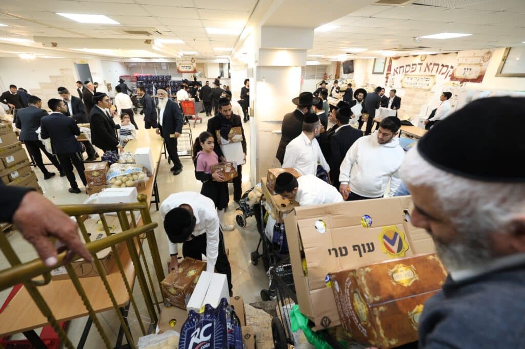 בראש העין: הגר"א עפג'ין חילק להמונים קמחא דפסחא