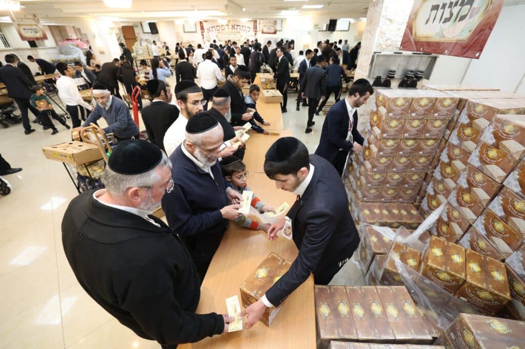 בראש העין: הגר"א עפג'ין חילק להמונים קמחא דפסחא