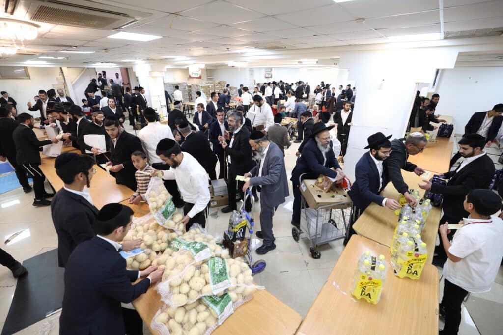 בראש העין: הגר"א עפג'ין חילק להמונים קמחא דפסחא