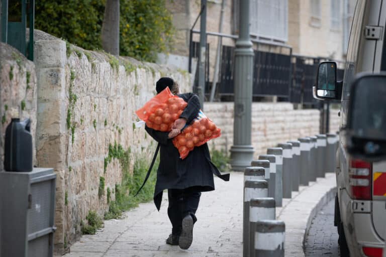 לראות את השקופים: מי ידאג לילד שאין לו בגד חדש לפסח?