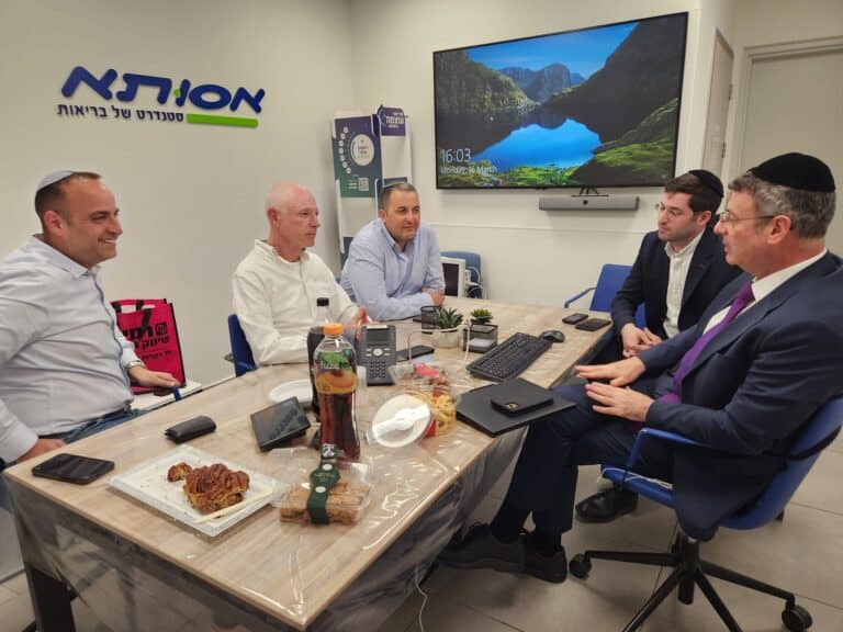 יו"ר 'מגן לחולה' הרב בנימין פישר בביקור מקצועי ב'אסותא אופטיק'