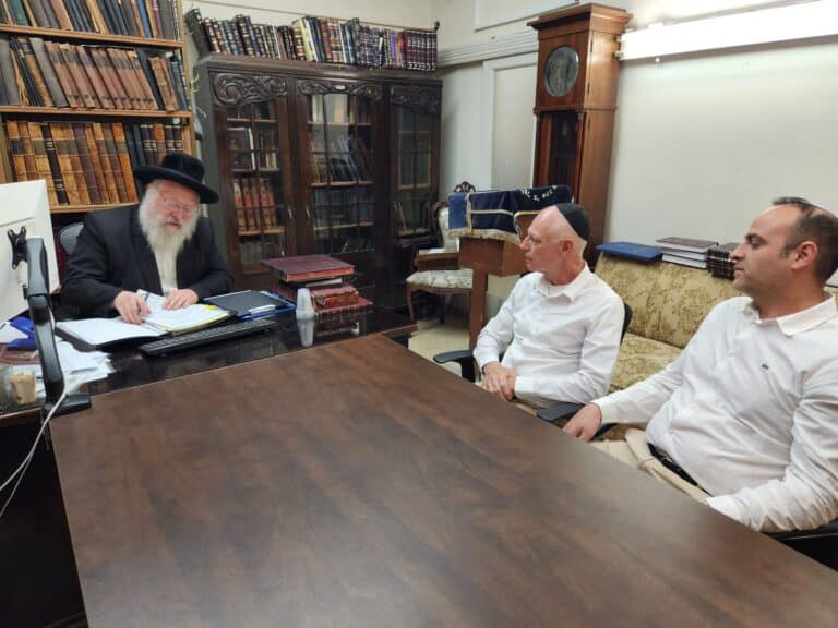 הנהלת 'אסותא אופטיק' קיימה מכירת חמץ מהודרת במעונו של רב העיר בני ברק