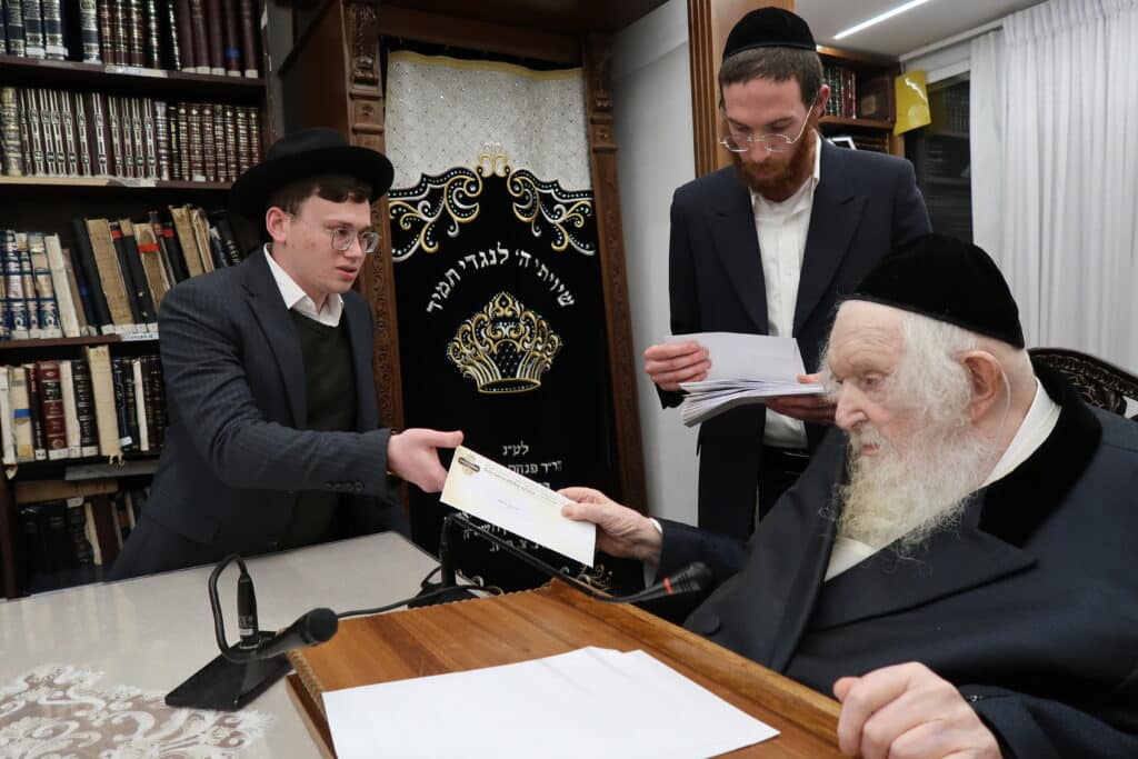 מדוע הגר"מ שטרנבוך התעקש לחלק בעצמו קמחא דפסחא?