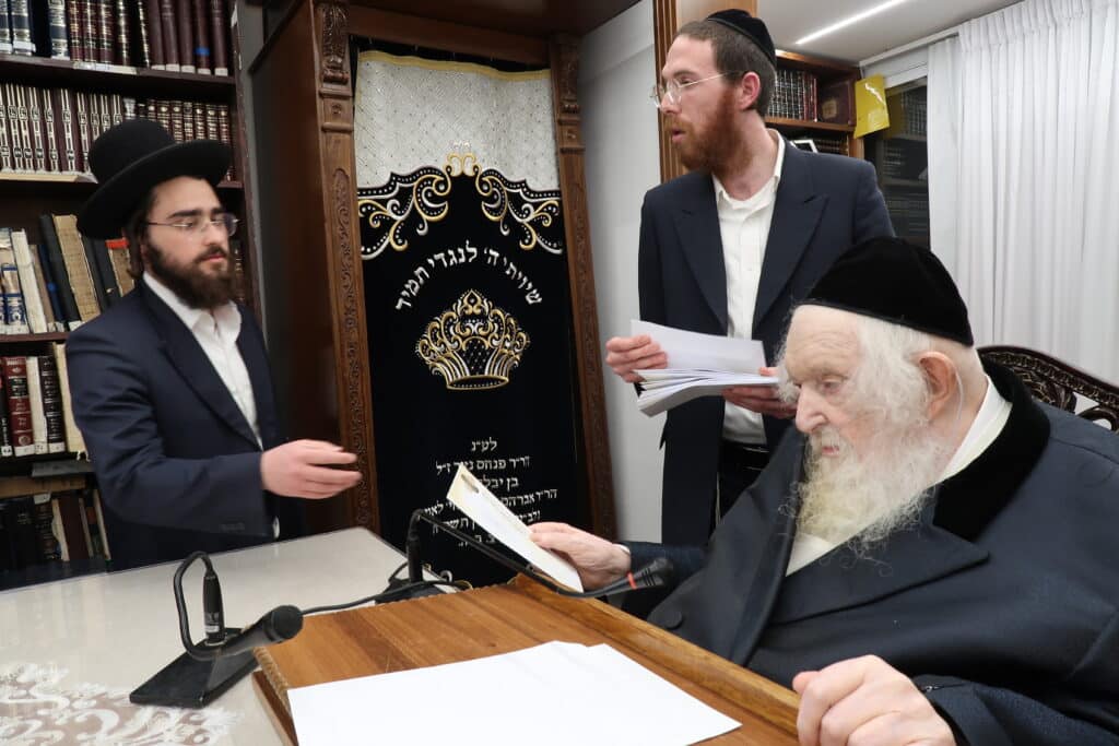 מדוע הגר"מ שטרנבוך התעקש לחלק בעצמו קמחא דפסחא?