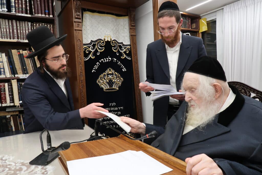 מדוע הגר"מ שטרנבוך התעקש לחלק בעצמו קמחא דפסחא?