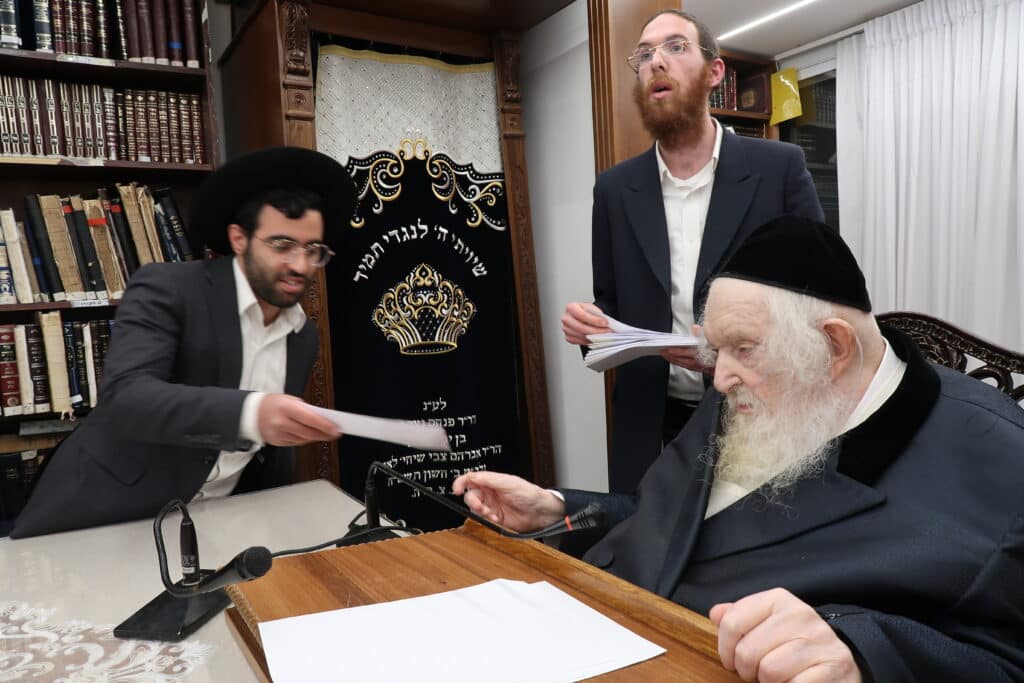 מדוע הגר"מ שטרנבוך התעקש לחלק בעצמו קמחא דפסחא?