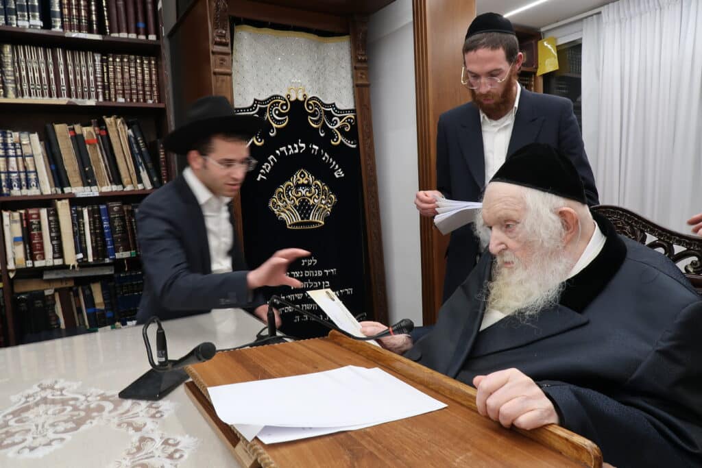 מדוע הגר"מ שטרנבוך התעקש לחלק בעצמו קמחא דפסחא?