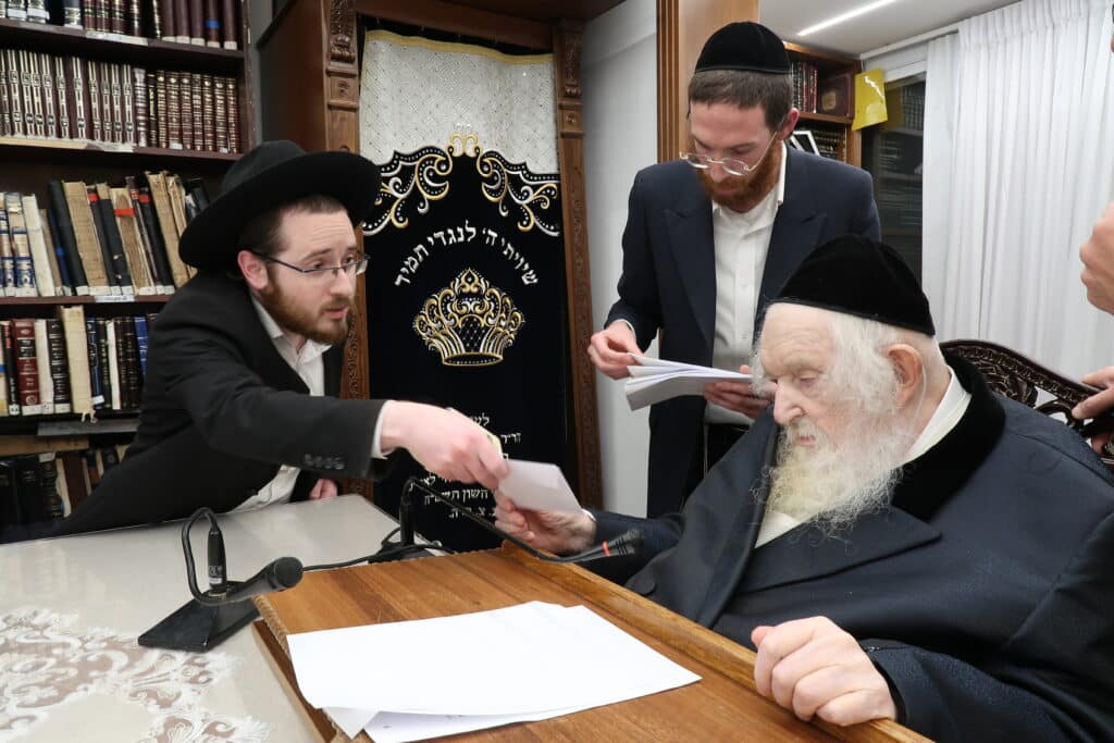 מדוע הגר"מ שטרנבוך התעקש לחלק בעצמו קמחא דפסחא?