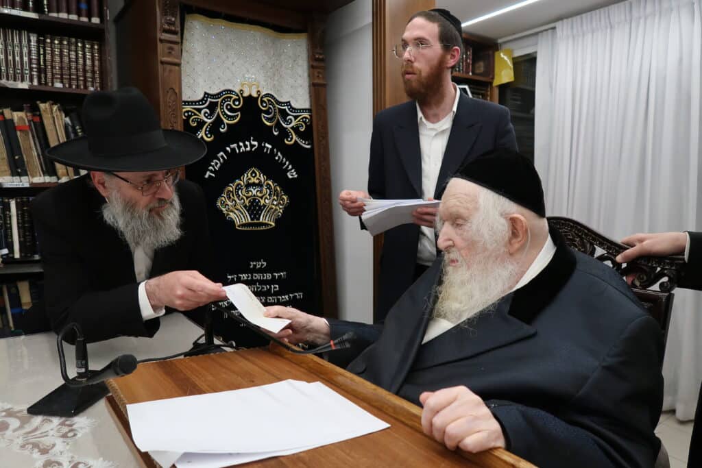 מדוע הגר"מ שטרנבוך התעקש לחלק בעצמו קמחא דפסחא?