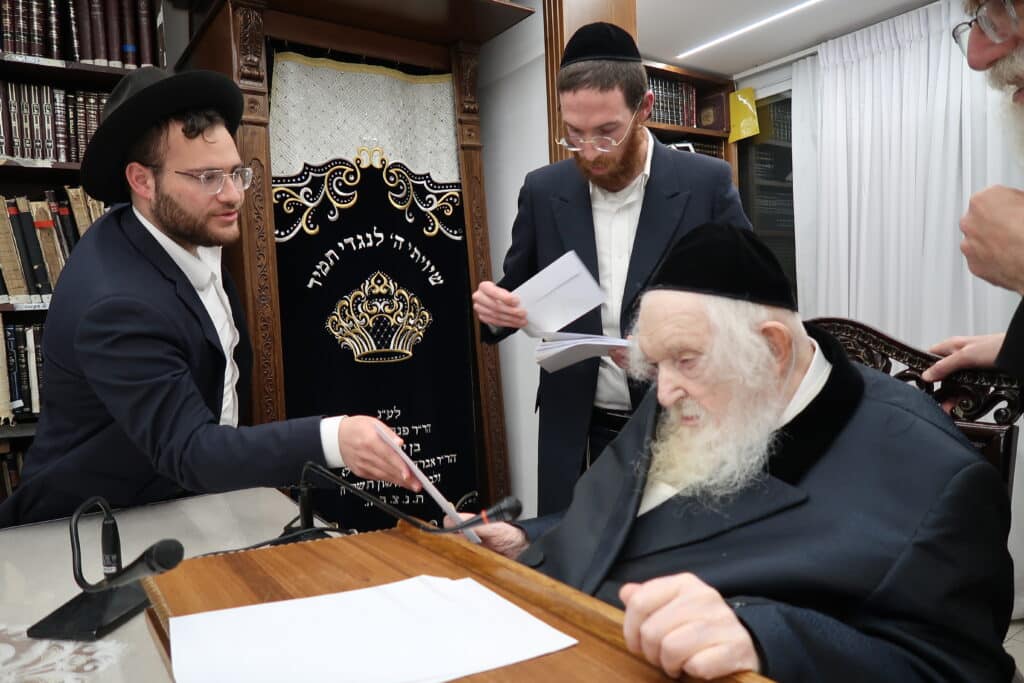 מדוע הגר"מ שטרנבוך התעקש לחלק בעצמו קמחא דפסחא?