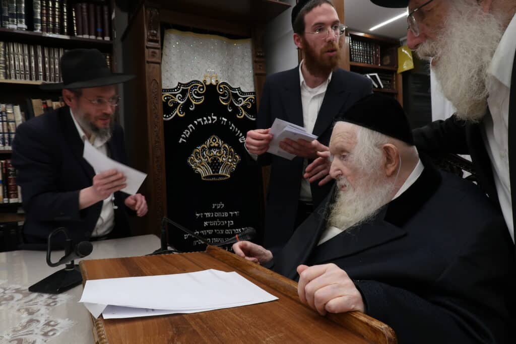 מדוע הגר"מ שטרנבוך התעקש לחלק בעצמו קמחא דפסחא?