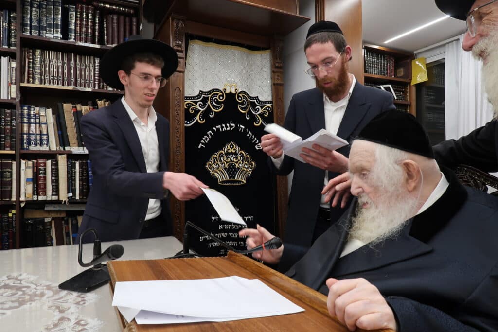 מדוע הגר"מ שטרנבוך התעקש לחלק בעצמו קמחא דפסחא?