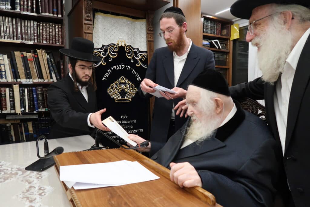 מדוע הגר"מ שטרנבוך התעקש לחלק בעצמו קמחא דפסחא?