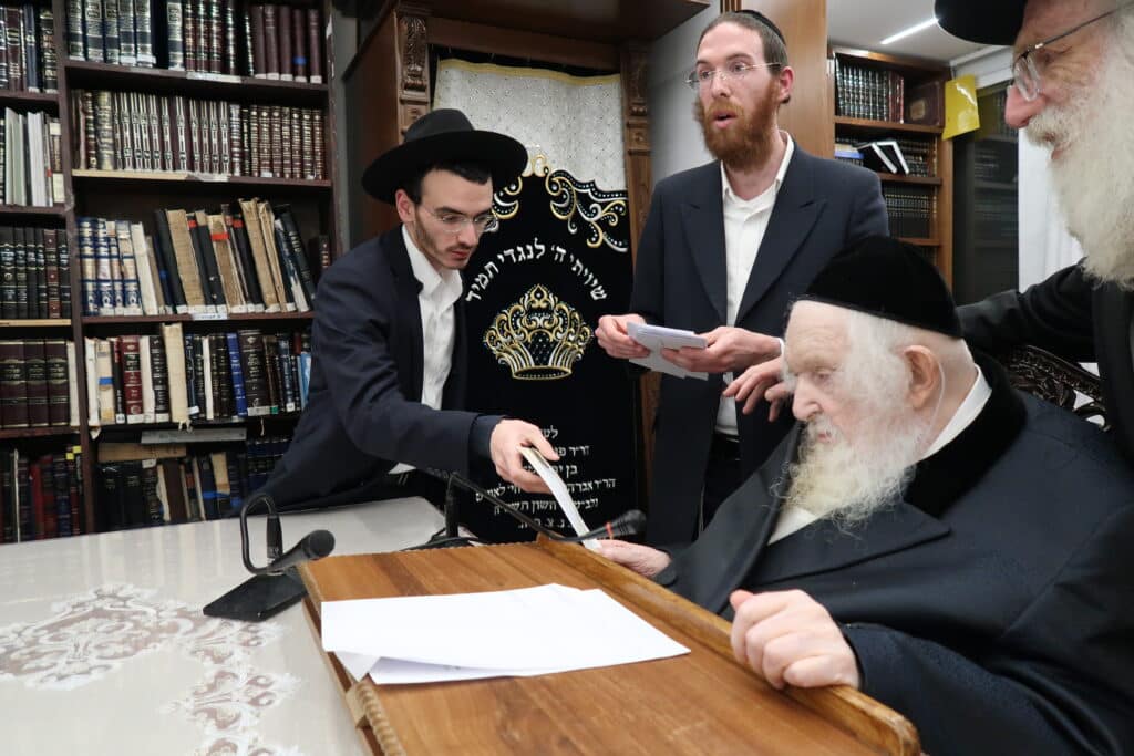 מדוע הגר"מ שטרנבוך התעקש לחלק בעצמו קמחא דפסחא?