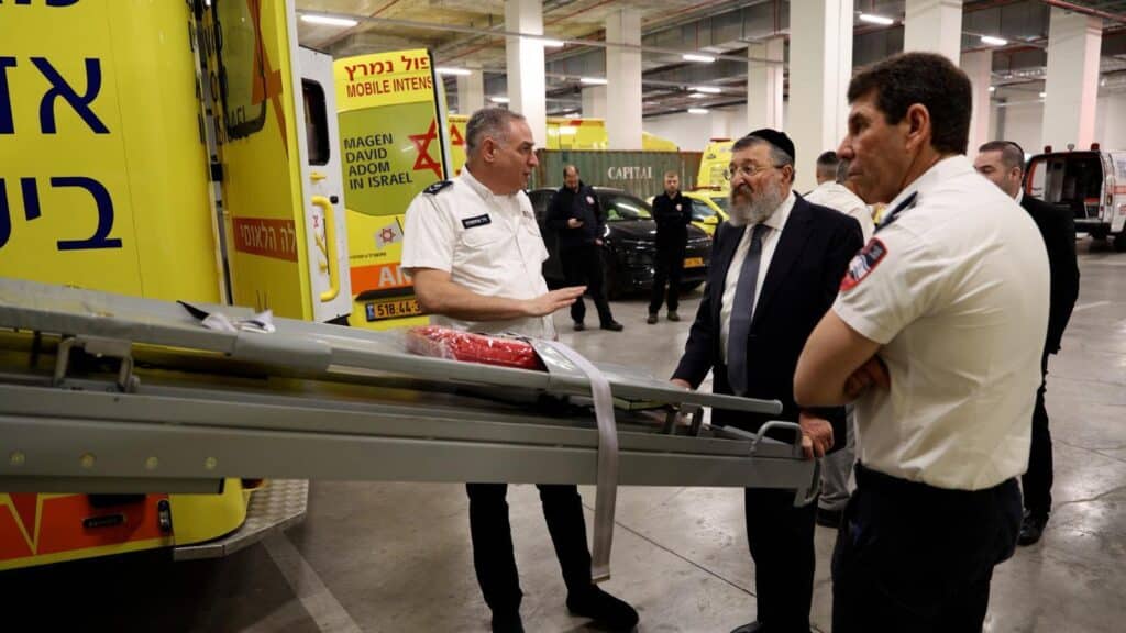 מבצע "שאגת הארי": שר העבודה לשעבר ח״כ יואב בן צור קיים ישיבת עבודה במטה מגן דוד אדום מלווה במ״מ מנכ״ל הבטל״א והנהלת מד"א