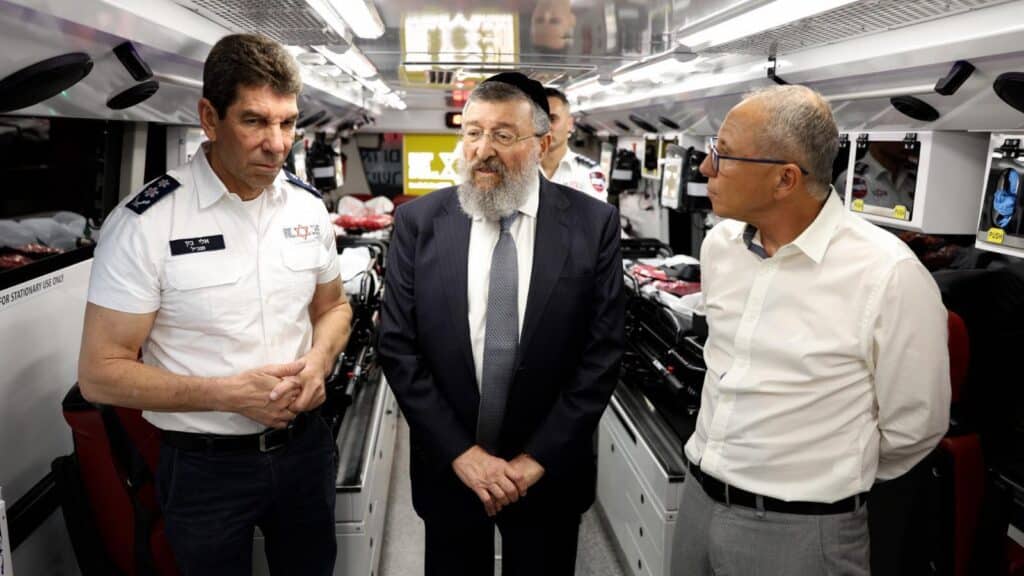 מבצע "שאגת הארי": שר העבודה לשעבר ח״כ יואב בן צור קיים ישיבת עבודה במטה מגן דוד אדום מלווה במ״מ מנכ״ל הבטל״א והנהלת מד"א